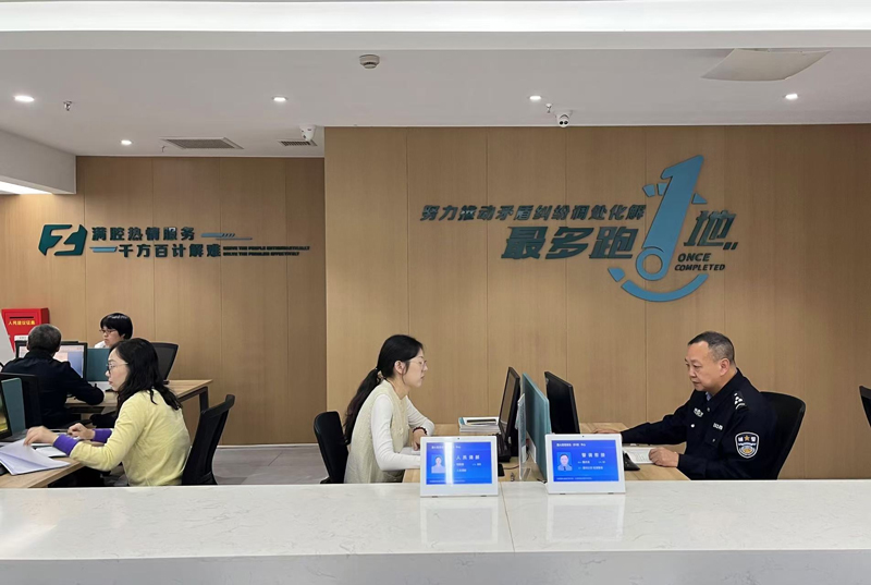 里“枫”景别样红冰球突破“浙”(图4)
